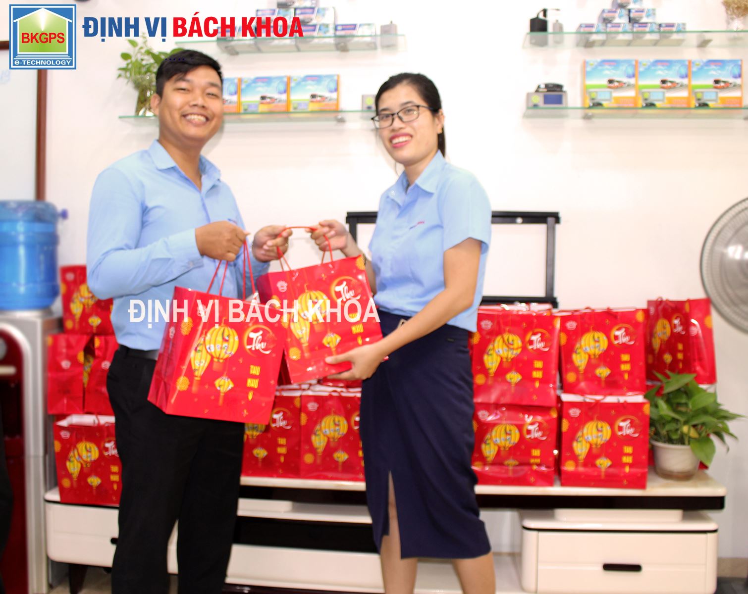 Phát quà trung thu cho CBCNV Đại gia đình Bách Khoa IMG_1003.jpg