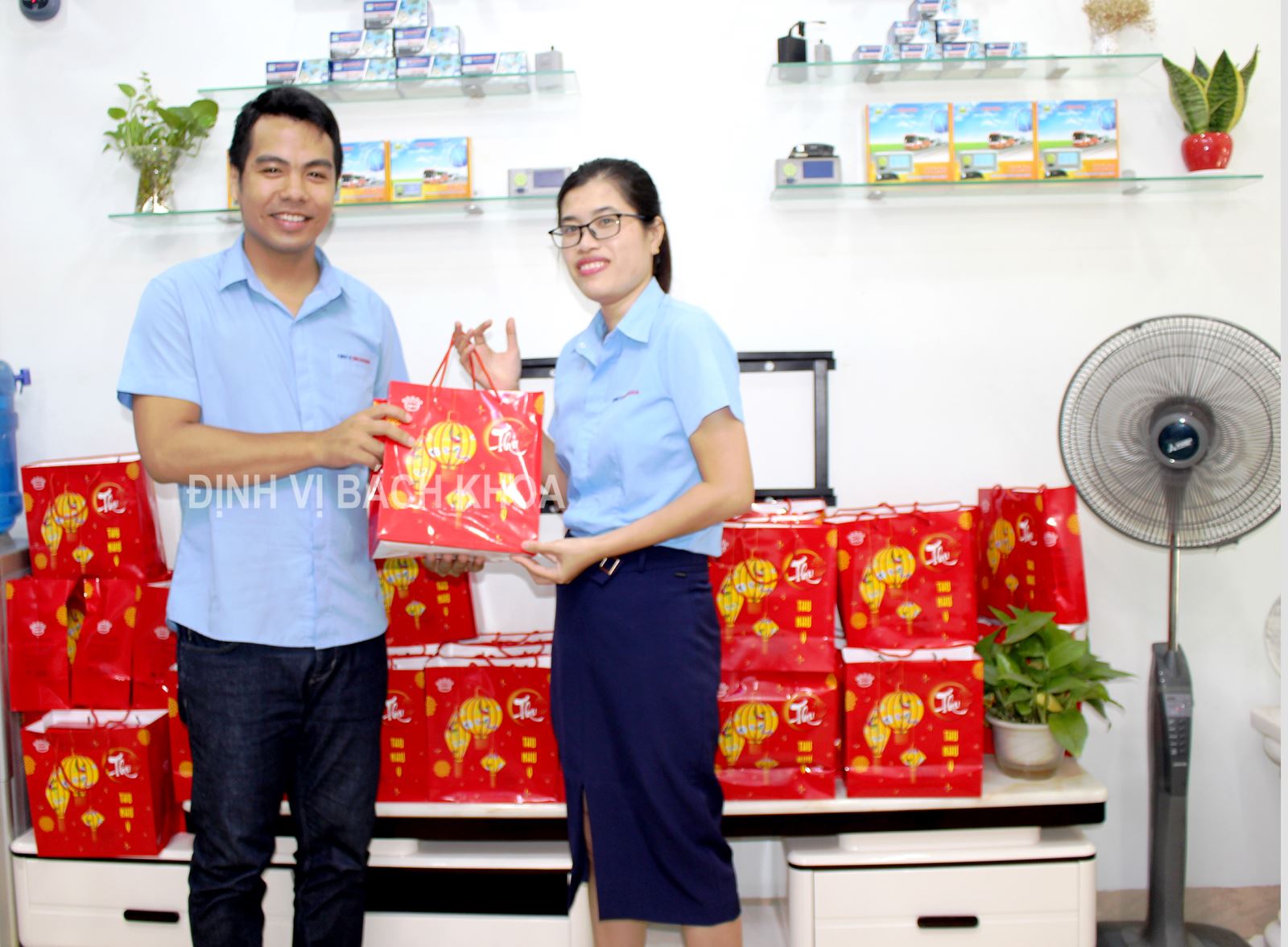 Phát bánh trung thu cho CBCNV Đại gia đình Bách Khoa IMG_1006.jpg