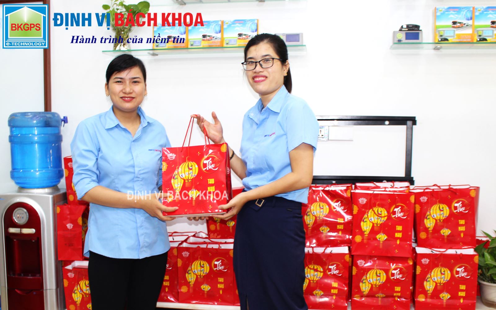 Phát bánh trung thu cho CBCNV Đại gia đình Bách Khoa IMG_1009.jpg