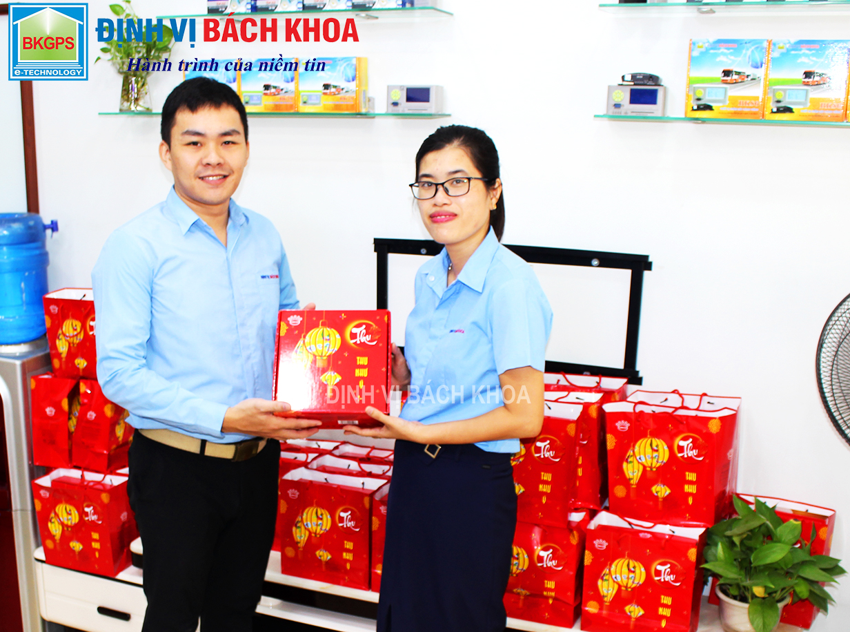 Trao bánh trung thu cho CBCNV Bách Khoa IMG_1019.jpg