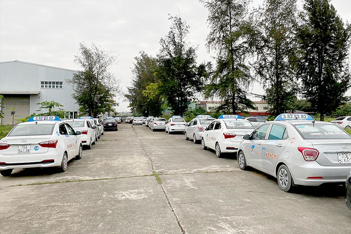 Xe taxi nằm bãi. Xe-taxi-cong-ty-dat-cang-nam-bai
