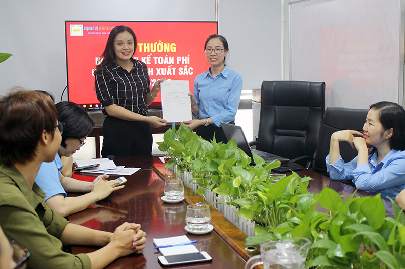 Khen thưởng nhân viên hoàn thành xuất sắc công việc tháng 5/2020 Khen-thuong-nhan-vien