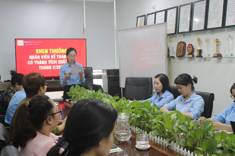 Khen thưởng nhân viên xuất sắc tháng 5/2020 Khen-thuong-nhan-vien-xuat-sac-thang