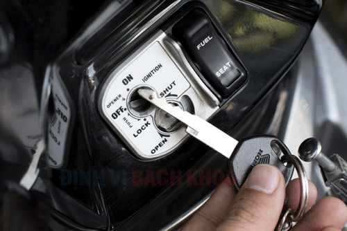Chống trộm xe máy bằng cách khóa cổ xe chong-trom-xe-may-bang-cach-khoa-co-xe.gif