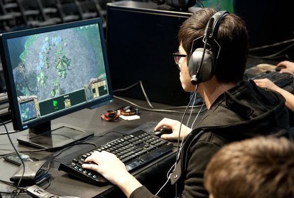 Con trai đam mê game mà bỏ học con-nghien-game.jpg
