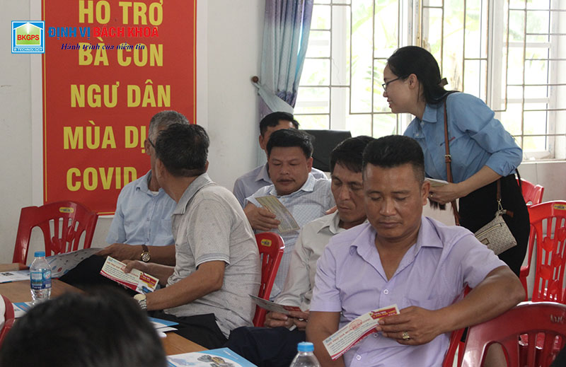 Ngư dân phấn khởi khi nhận voucher trợ giá Ngư dân phấn khởi khi nhận voucher trợ giá