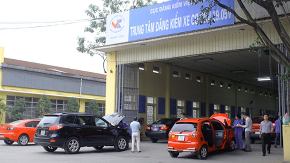 Dang kiem xe oto het bao nhieu tien